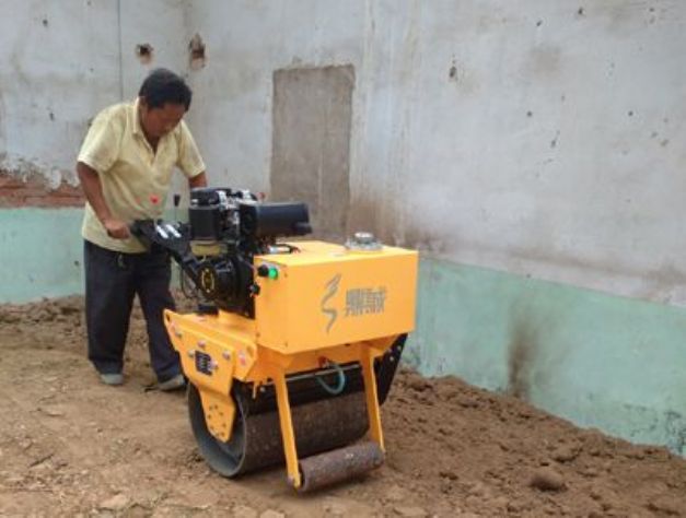 點擊查看詳細信息<br>標題：手扶式單輪壓路機工作照 閱讀次數：12386