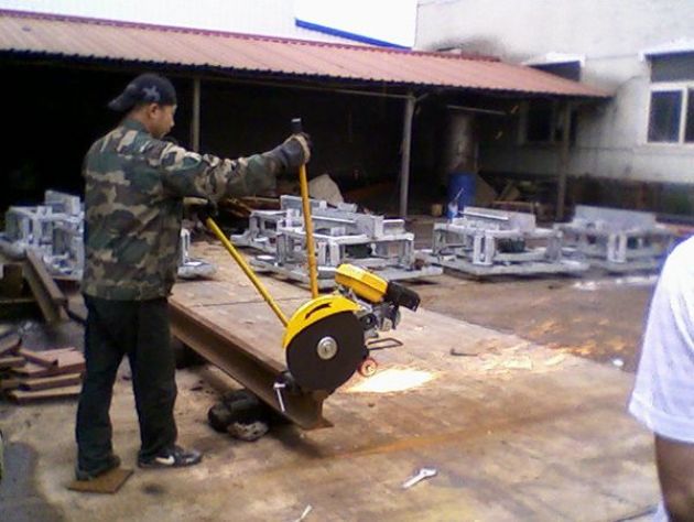 點擊查看詳細信息<br>標題：內燃鋸軌機工作照 閱讀次數：11756