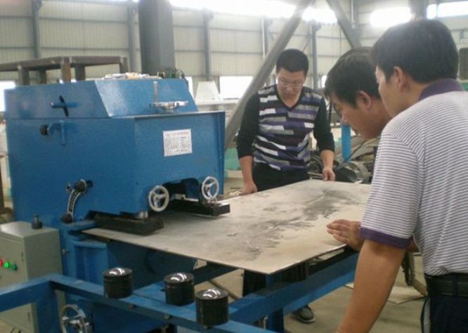 點擊查看詳細信息<br>標題：固定式平板坡口機工作照 閱讀次數：11217